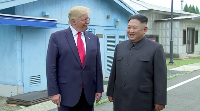 Trump ve Kim, nükleer silah atışmasının ardından bir araya gelmişti. Fotoğraf: AA