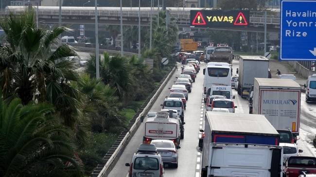 Trabzon'da zincirleme kaza: 5 kilometre araç kuyruğu oluştu