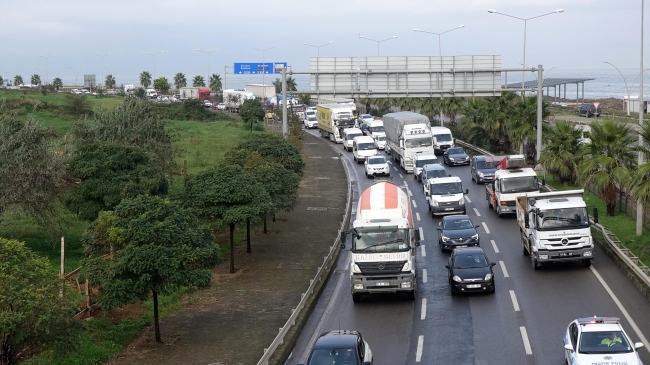 Trabzon'da zincirleme kaza: 5 kilometre araç kuyruğu oluştu