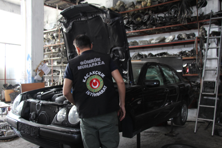 Kilis'te 10 milyon lira değerinde kaçak otomobil ele geçirildi