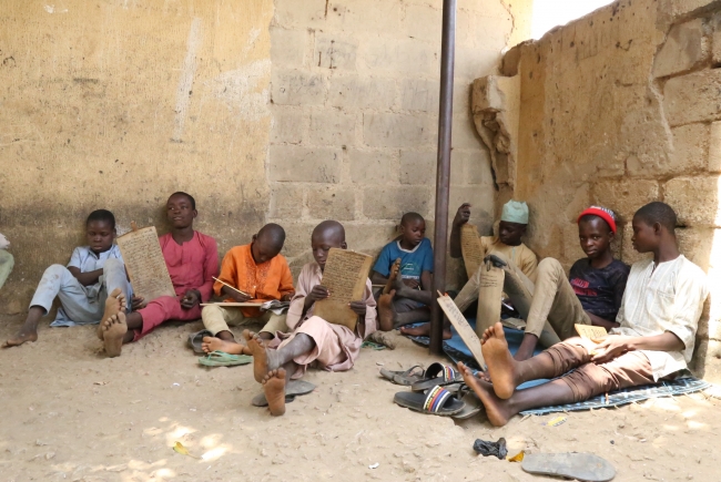 Nijerya'nın Almajirileri hayatla mücadele ederek hafızlık yapıyor