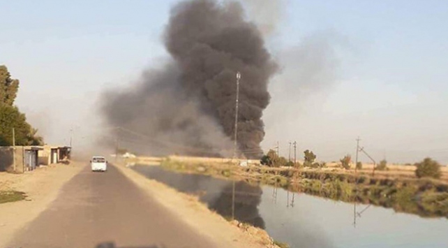 İsrail'in saldırısı sonrasın Haşdi Şabi karargahından dumanlar yükseliyor. Fotoğraf: Sumer News