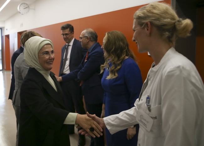 Emine Erdoğan Berlin Charite Hastanesi'ni ziyaret etti