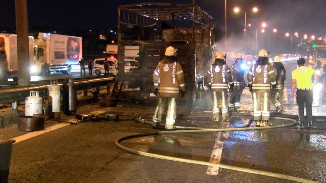 Oksijen tüpü yüklü kamyon alev aldı: TEM Otoyolu trafiğe kapatıldı