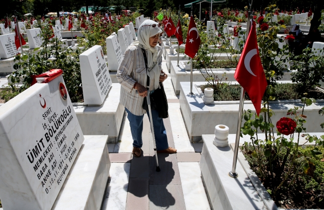 Kahramanların kabrine bayram ziyareti