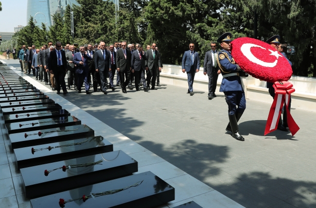 Cumhurbaşkanı Erdoğan'dan Aliyev'in kabrine ve şehitliklere ziyaret