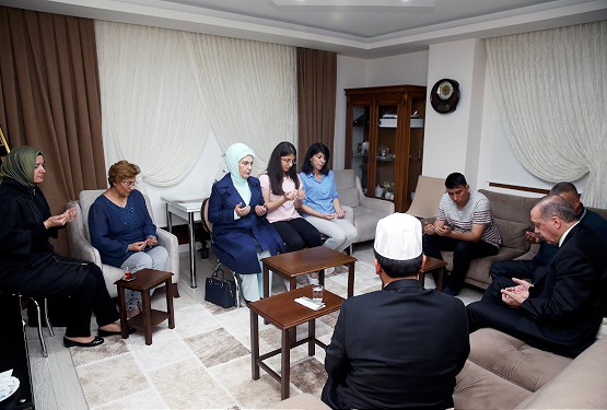 Cumhurbaşkanı Erdoğan şehit evinde iftar yaptı