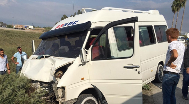 Mersin'de yolcu minibüsü ile otomobil çarpıştı