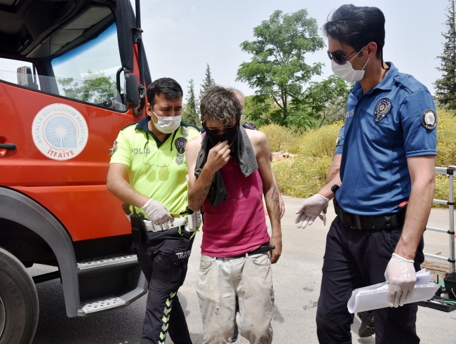 Karantina bölgesine kanalizasyondan girmek isterken mahsur kaldı