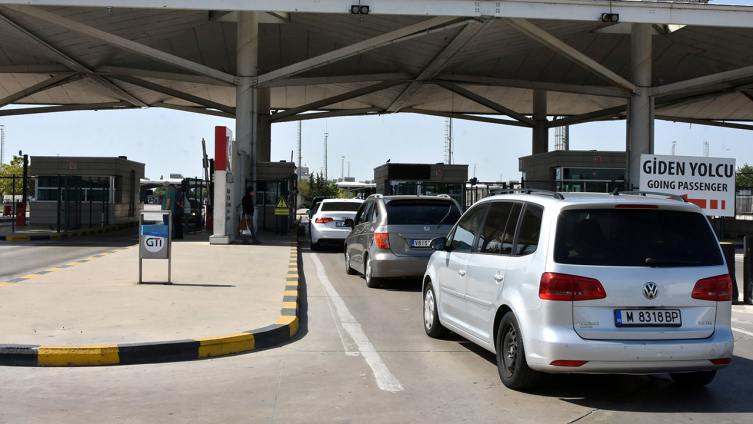 Sınır kapılarında yolcu giriş-çıkış rekoru