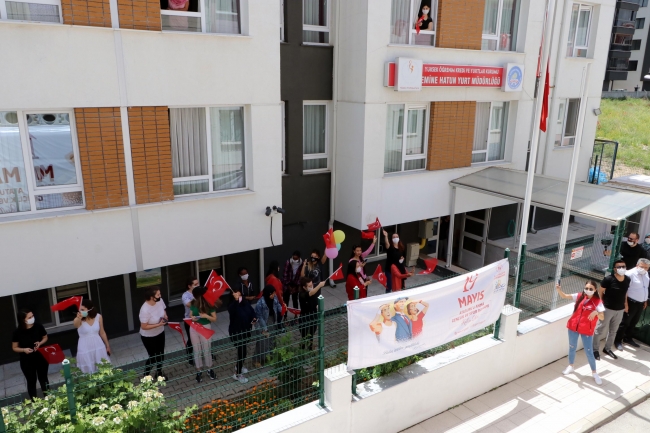 Ülkelerine dönemeyen yabancı öğrencilere 19 Mayıs süprizi