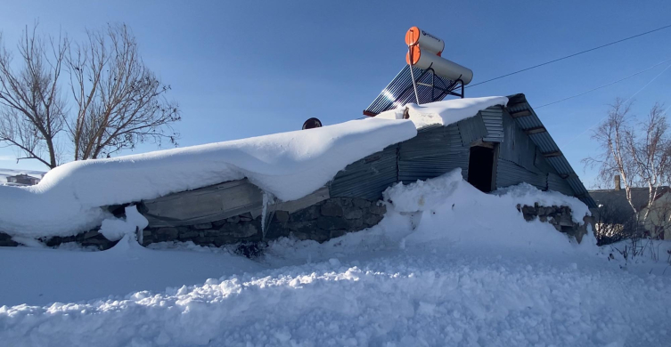 55 yıldır ilk kez bu kadar yağdı: Evler kara gömüldü