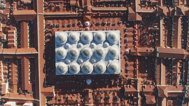 Kapalıçarşı’nın yıpranan çatısı 800 bin kiremitle yenilendi