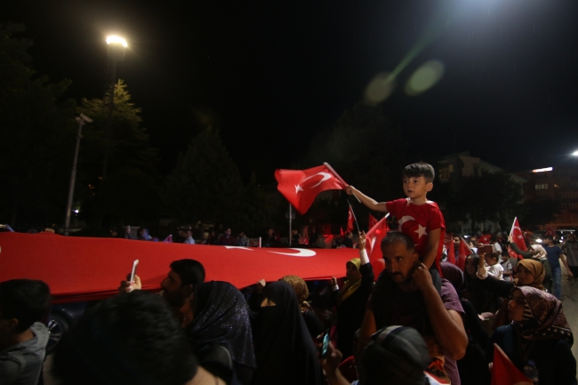 Milyonlar şehitler için meydanlara indi