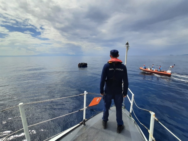 Ege'de ölüme terk edilen 213 düzensiz göçmen kurtarıldı