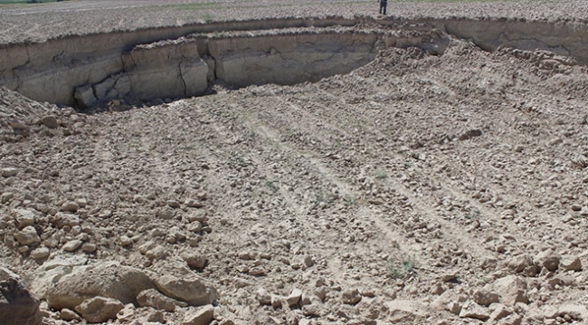 Konya'da yeni obruk vatandaşları korkuttu