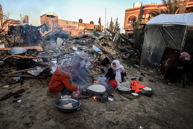 İsrail'in saldırısında evi yıkılan Filistinli aile yaşam savaşı veriyor
