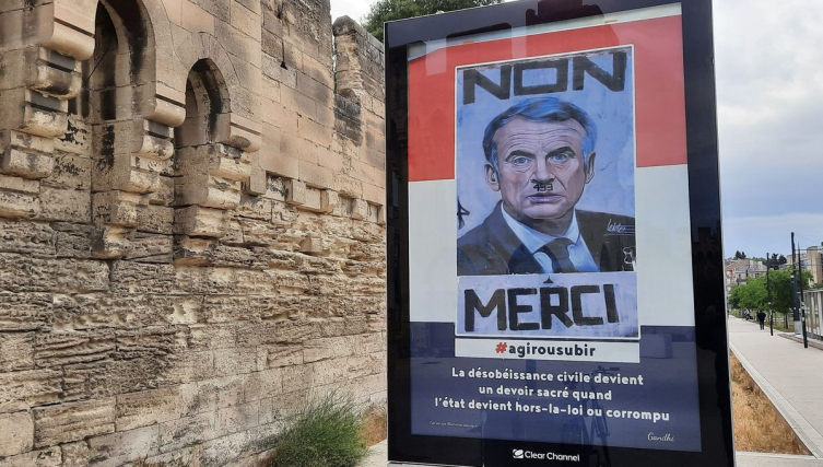Fransa'da Macron'un Hitler'e benzetildiği afişlere ilişkin soruşturma başlatıldı