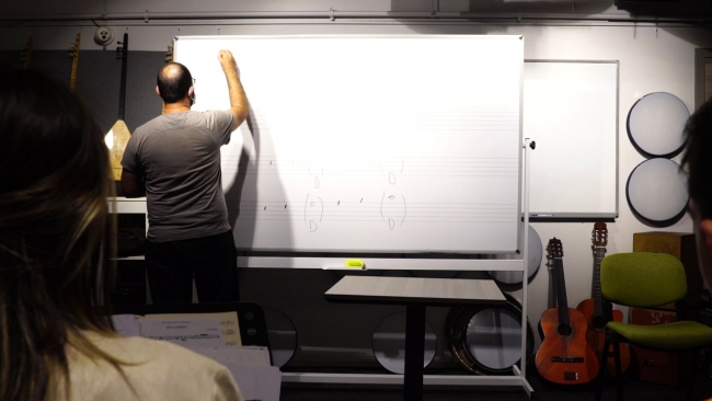 Bu kütüphanede kitap değil enstrüman var