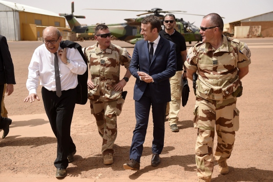 Fransa Başkanı Emmanuel Macron ile Dışişleri Bakanı Jean-Yves Le Drian, Fransa'nın Barkhane Operasyonu üslerinden birini ziyaret ederken... Mayıs 2017. Fotoğraf: Reuters