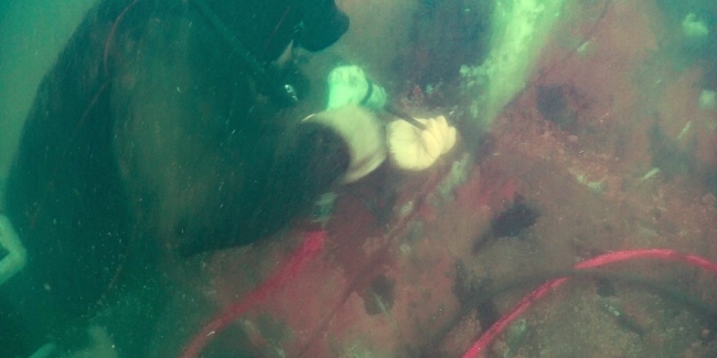 Dev gemi su altında sökülüyor