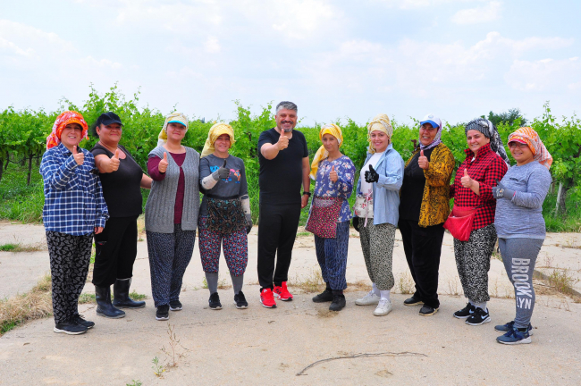 Gündüz tarlada, akşam halı sahada