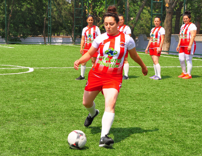 Gündüz tarlada, akşam halı sahada