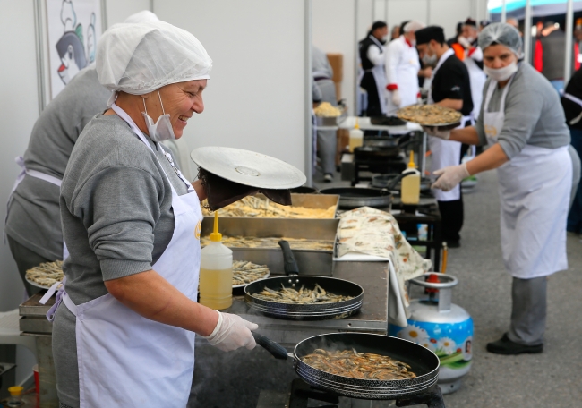 İzmir'deki şenlikte 10 ton hamsi dağıtıldı
