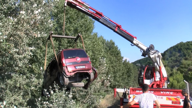 Dereye düşen otomobilden yara almadan kurtuldular