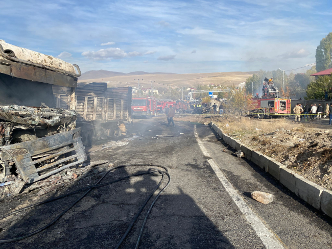 Ağrı'daki zincirleme kazada araçlar alev aldı: 7 ölü, 11 yaralı
