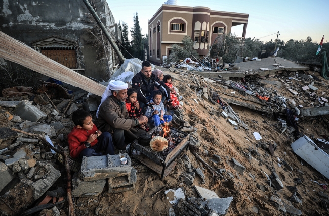 İsrail'in saldırısında evi yıkılan Filistinli aile yaşam savaşı veriyor