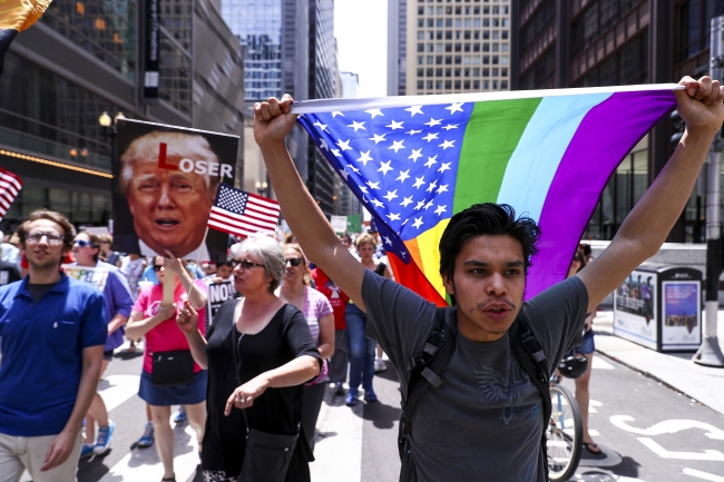 Kostümler ve pankartlar eşliğinde Trump protestosu