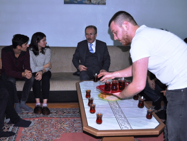 Rektör sözünü tuttu, öğrencilere çay içmeye gitti