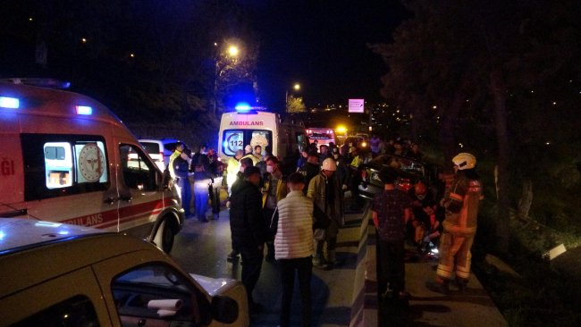 İzmir'de otomobil ağaca çarptı: 2 yaralı