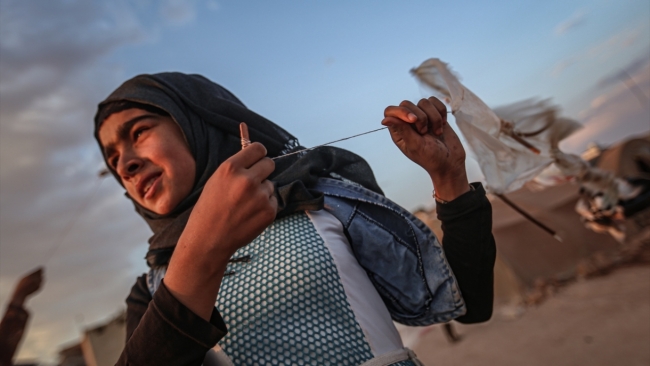 Savaşın çocukları uçurtma etkinliğiyle güldü