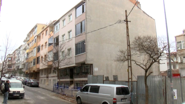 Gaziosmanpaşa'da çatlaklar oluşan bina tahliye edildi