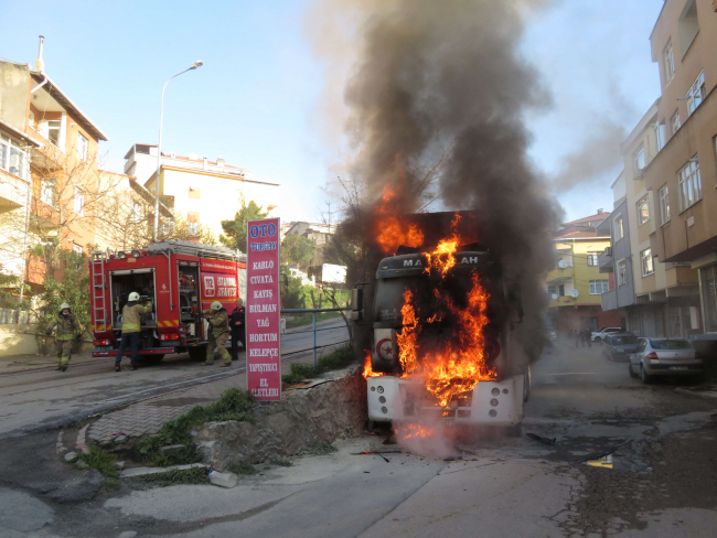 İstanbul'da buğday yüklü kamyon alev aldı