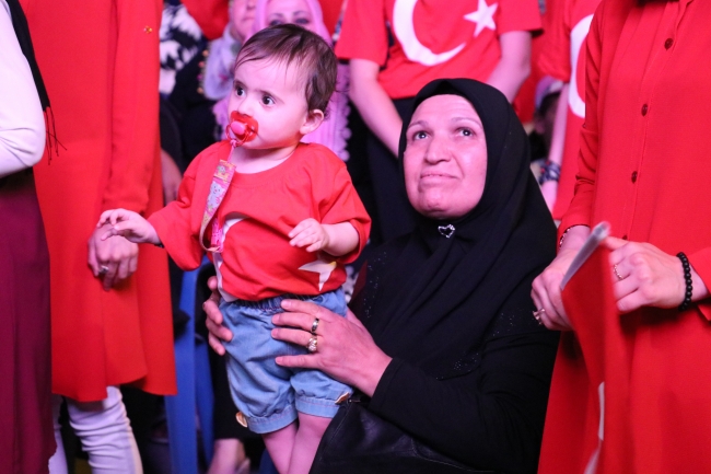 Milyonlar şehitler için meydanlara indi