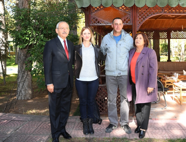 Sivas'ta, acemi eğitimlerini tamamlayan askerler için yemin töreni düzenlendi. Törende, CHP Genel Başkanı Kemal Kılıçdaroğlu'nun oğlu Kerem Kılıçdaroğlu da yemin etti. Sivas 5'inci Piyade Eğitim Tugay Komutanlığı General Şükrü Kanatlı Kışlası'ndaki törene, CHP Genel Başkanı Kemal Kılıçdaroğlu ve eşi Selvi Kılıçdaroğlu ile Kerem Kılıçdaroğlu'nun nişanlısı Mine Alşan katıldı. CHP Genel Başkanı Kemal Kılıçdaroğlu'nun 2017 mesaisi