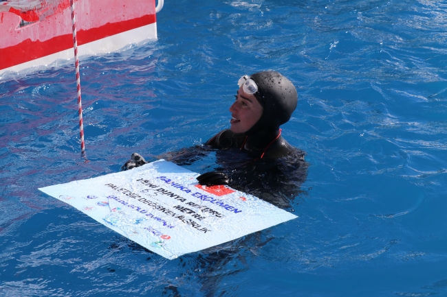 Şahika Ercümen Salda Gölü'nde 65 metreye dalarak rekor kırdı