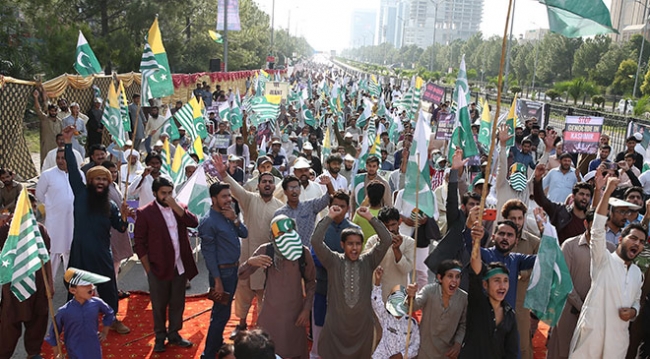 Dünyanın en uzun bayrağı Keşmir için açıldı