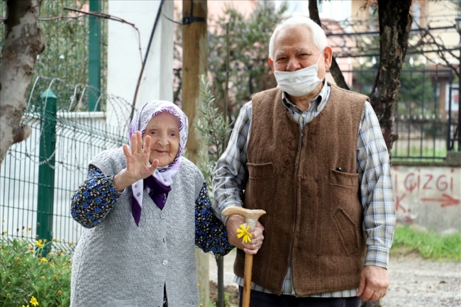 Mehmetçikten kendilerine çorap ören Zeliha nineye teşekkür ziyareti