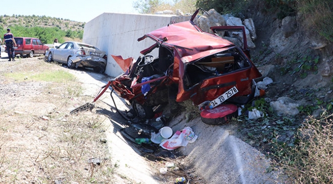 Otomobil yol kenarında bekleyen araca çarptı