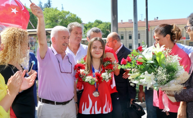 Sümeyye Boyacı, antrenörü Mehmet Bayrak ile birlikte Eskişehir Büyükşehir Belediye Başkanı Yılmaz Büyükerşen'i makamında ziyaret etti. Boyacı için Belediye Hizmet Binası önünde karşılama töreni düzenlendi. Fotoğraf: AA