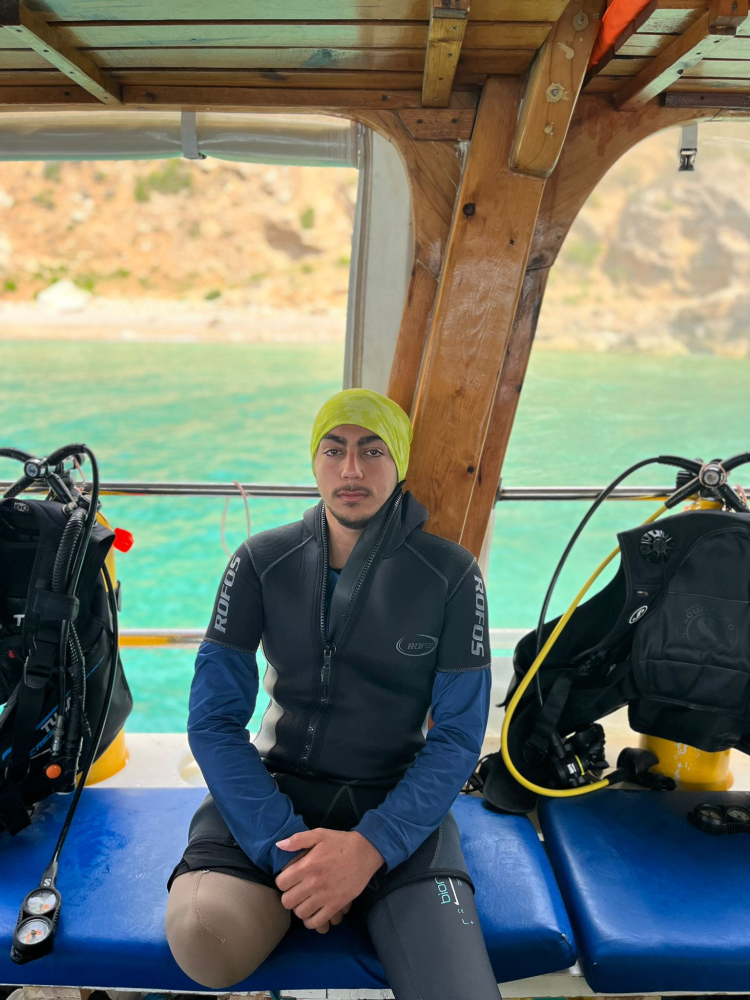 Depremde bacaklarını kaybetti, dalıştan vazgeçmedi