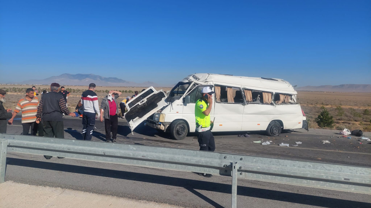 Karaman'da minibüs devrildi: 2 ölü, 9 yaralı