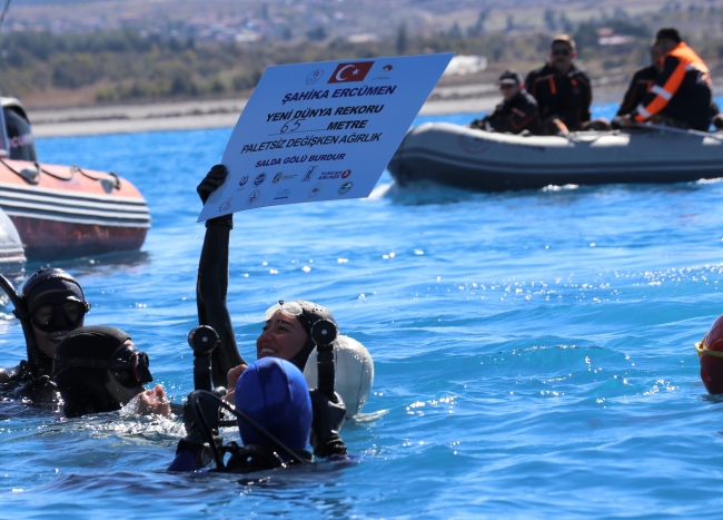 Şahika Ercümen Salda Gölü'nde 65 metreye dalarak rekor kırdı
