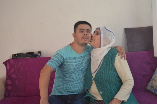Down sendromlu Mesut çalışarak annesine bakıyor