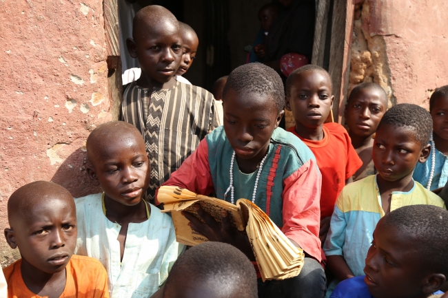Nijerya'nın Almajirileri hayatla mücadele ederek hafızlık yapıyor