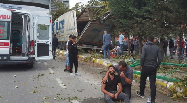 Sakarya'da tır durağa çarptı